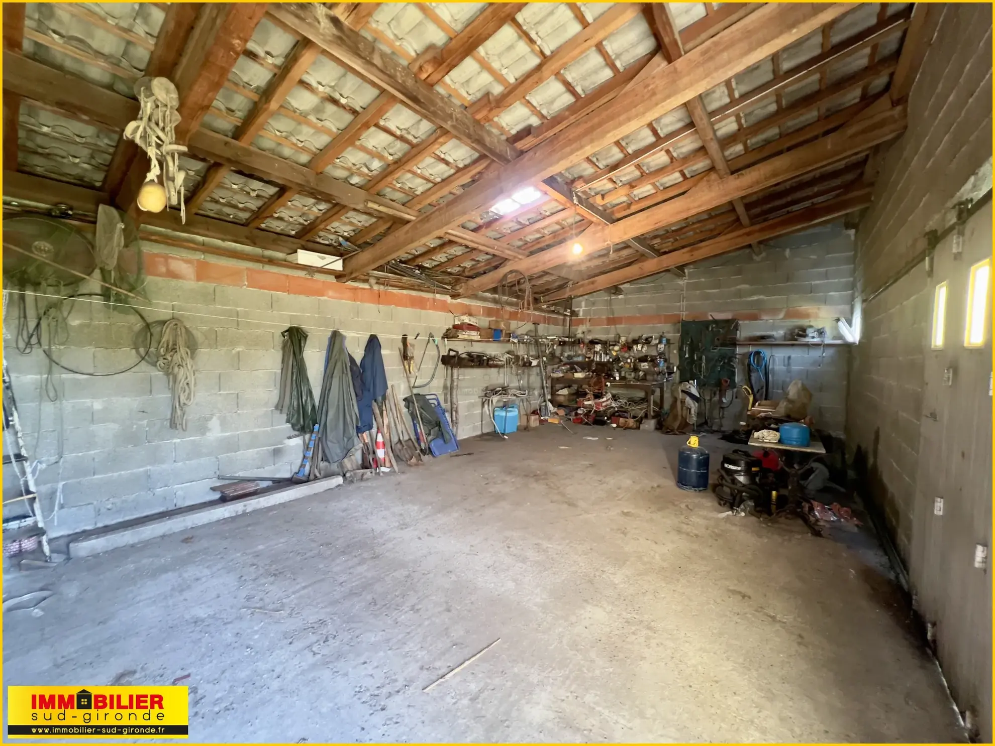 Maison à rénover avec grand garage près du centre de Podensac 