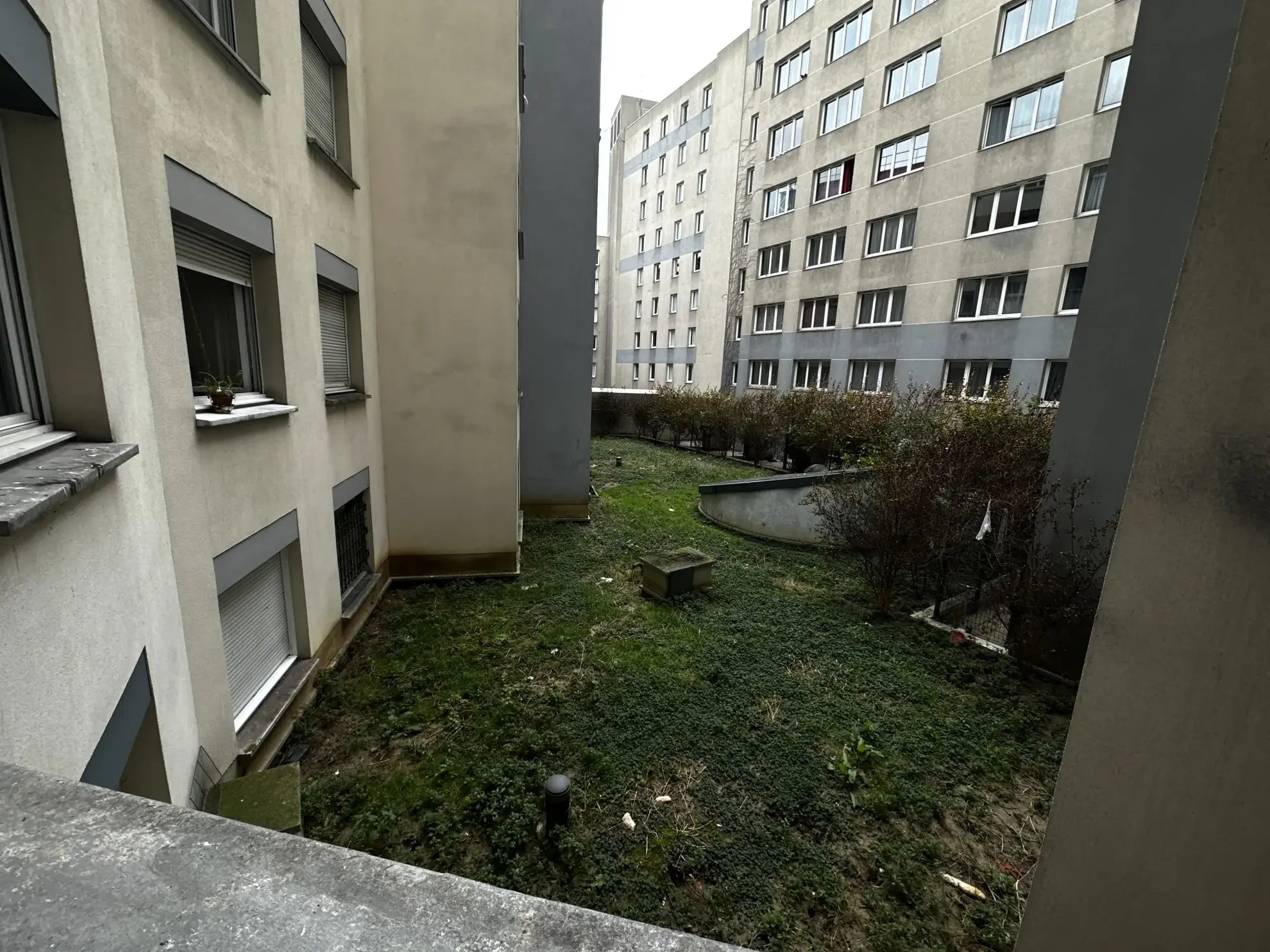 Appartement T2 avec parking à Aubervilliers près du métro, résidence récente 
