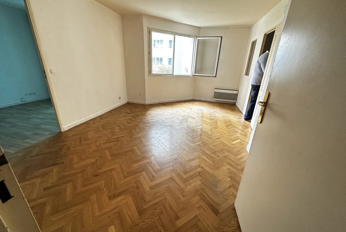 Appartement T2 avec parking à Aubervilliers près du métro, résidence récente 