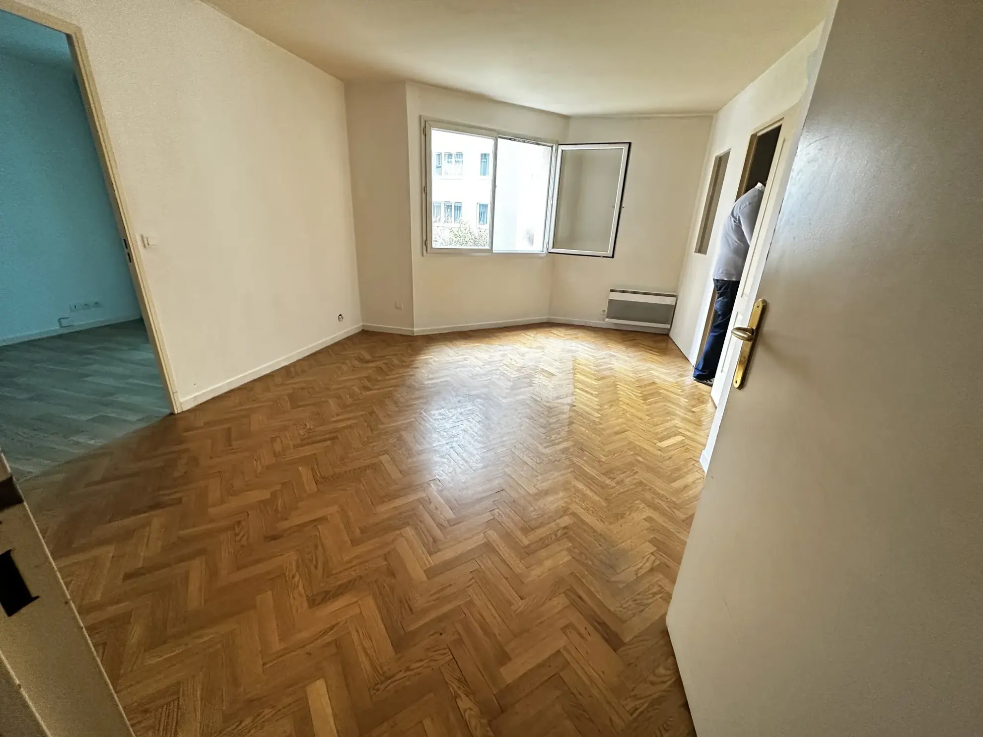 Appartement T2 avec parking à Aubervilliers près du métro, résidence récente 