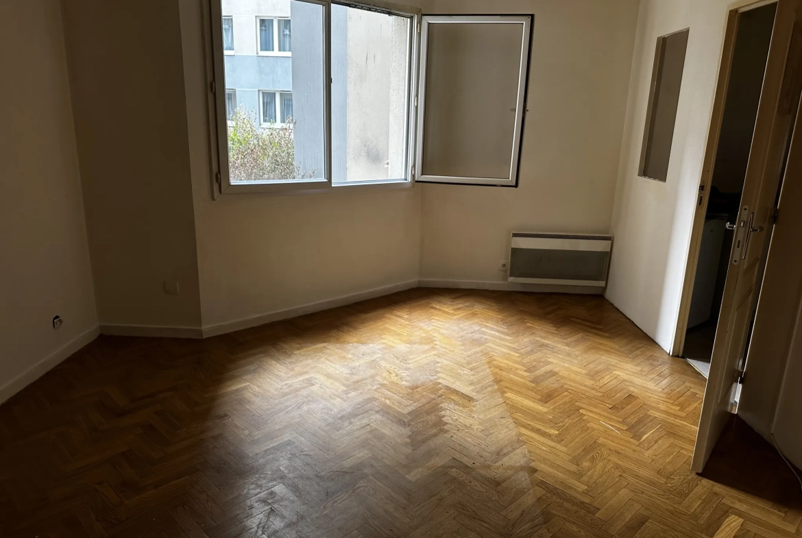 Appartement T2 avec parking à Aubervilliers près du métro, résidence récente 