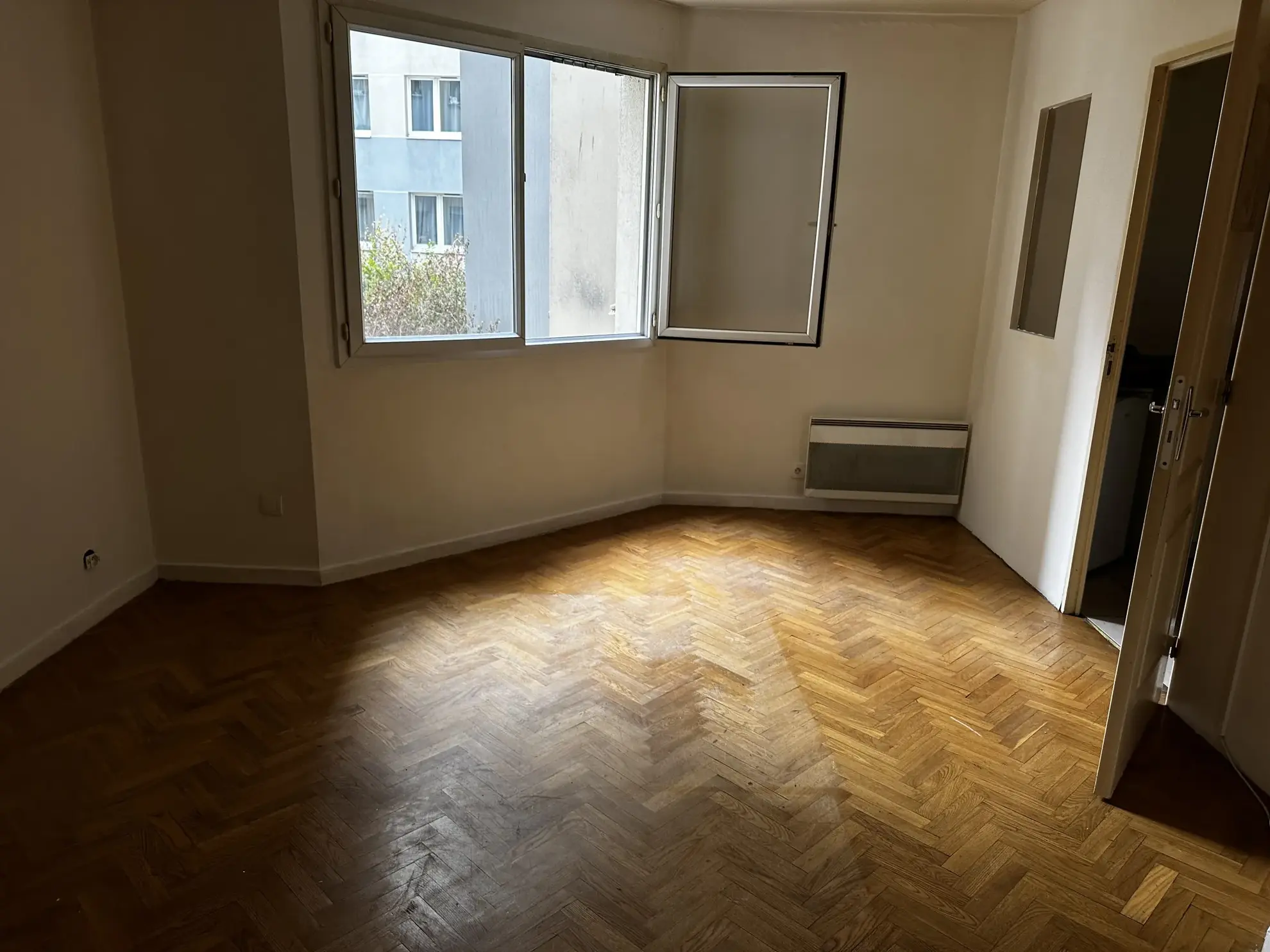 Appartement T2 avec parking à Aubervilliers près du métro, résidence récente 