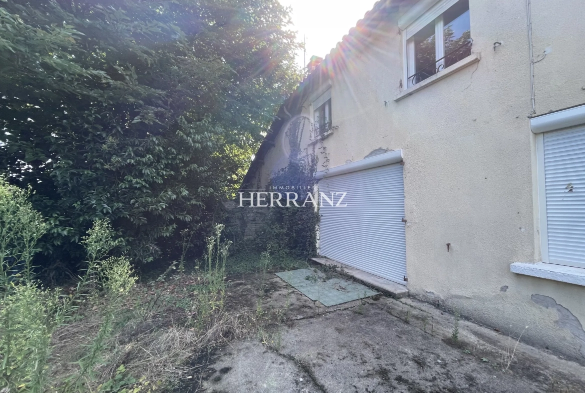 Maison à rénover de 120 m² à Coutras, proche centre-ville et commerces 