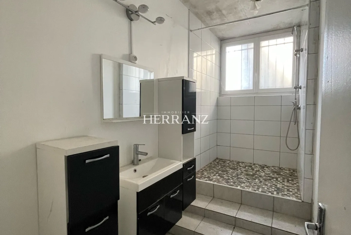Maison à rénover de 120 m² à Coutras, proche centre-ville et commerces 
