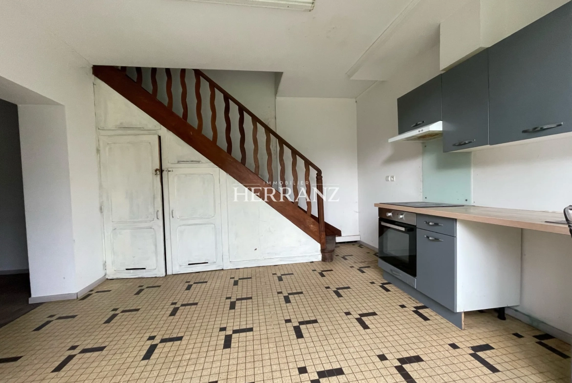 Maison à rénover de 120 m² à Coutras, proche centre-ville et commerces 