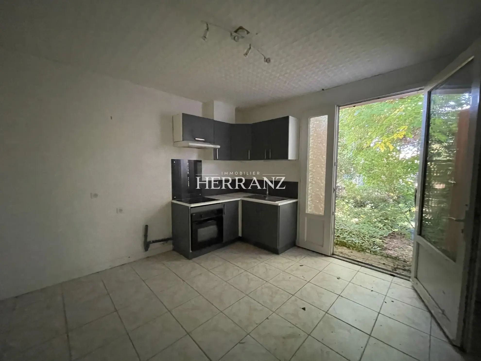 Maison à rénover de 120 m² à Coutras, proche centre-ville et commerces 