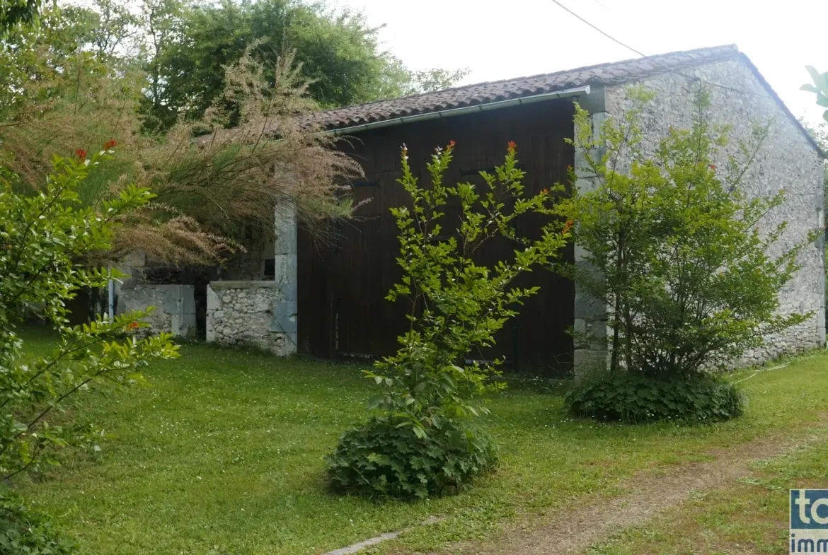 Charmante maison en pierre avec dépendance, piscine et grand terrain à Sigoules 