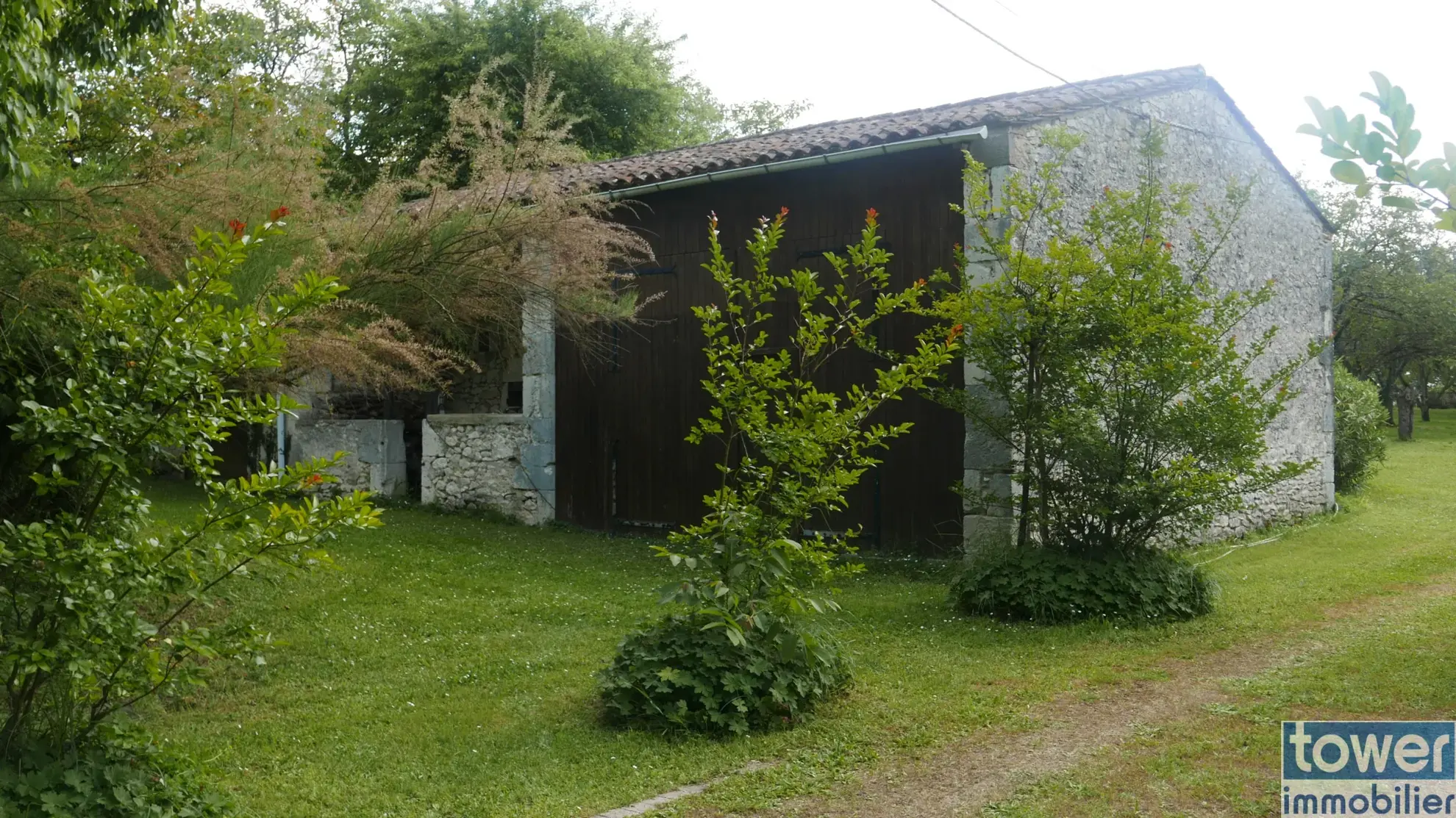 Charmante maison en pierre avec dépendance, piscine et grand terrain à Sigoules 