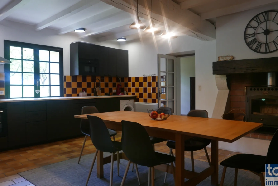 Charmante maison en pierre avec dépendance, piscine et grand terrain à Sigoules 