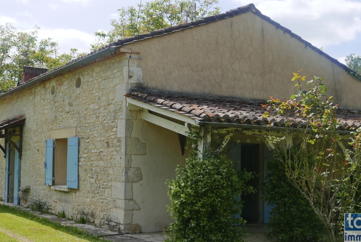 Charmante maison en pierre avec dépendance, piscine et grand terrain à Sigoules 