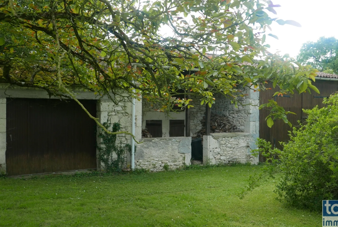 Charmante maison en pierre avec dépendance, piscine et grand terrain à Sigoules 