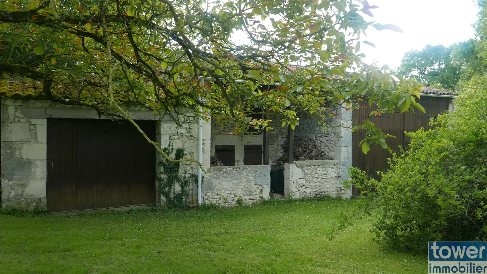 Charmante maison en pierre avec dépendance, piscine et grand terrain à Sigoules 