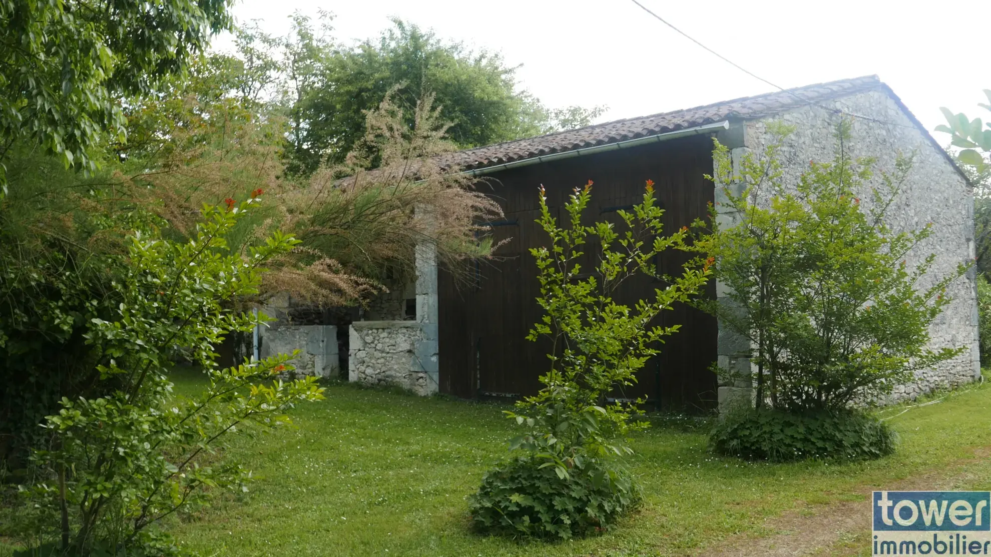 Charmante maison en pierre avec dépendance, piscine et grand terrain à Sigoules 