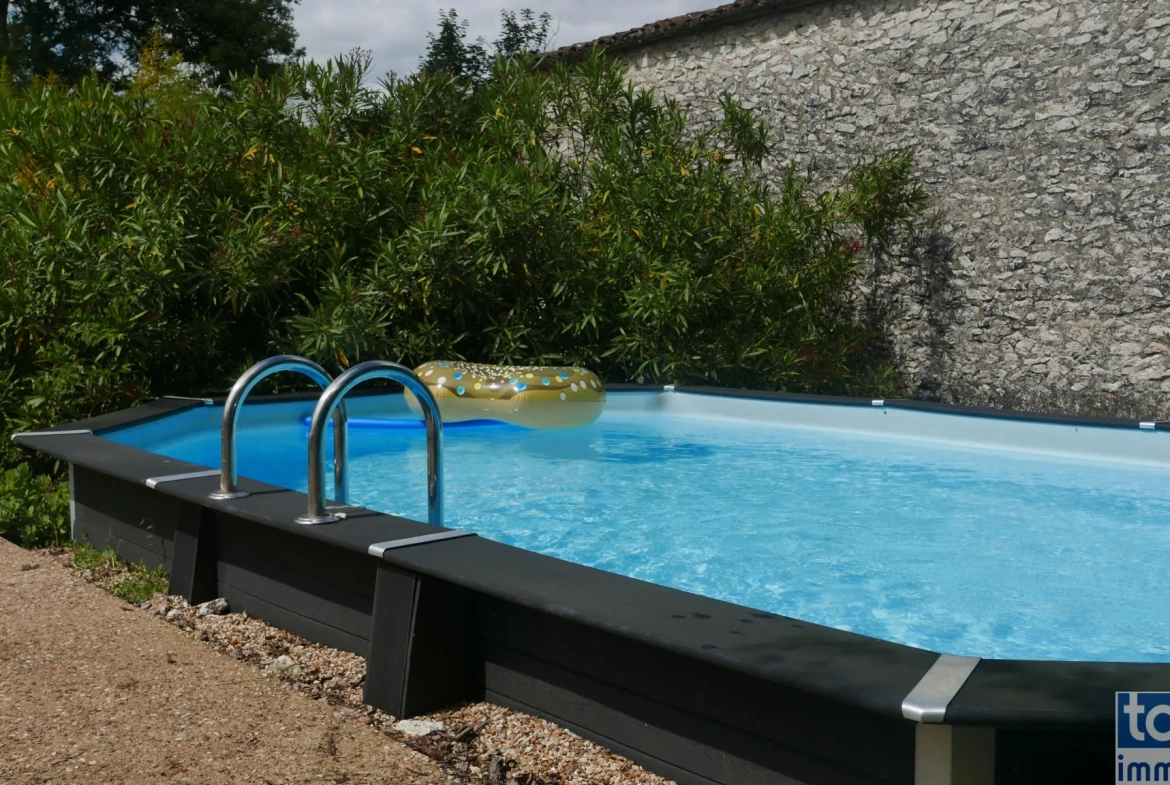 Charmante maison en pierre avec dépendance, piscine et grand terrain à Sigoules 