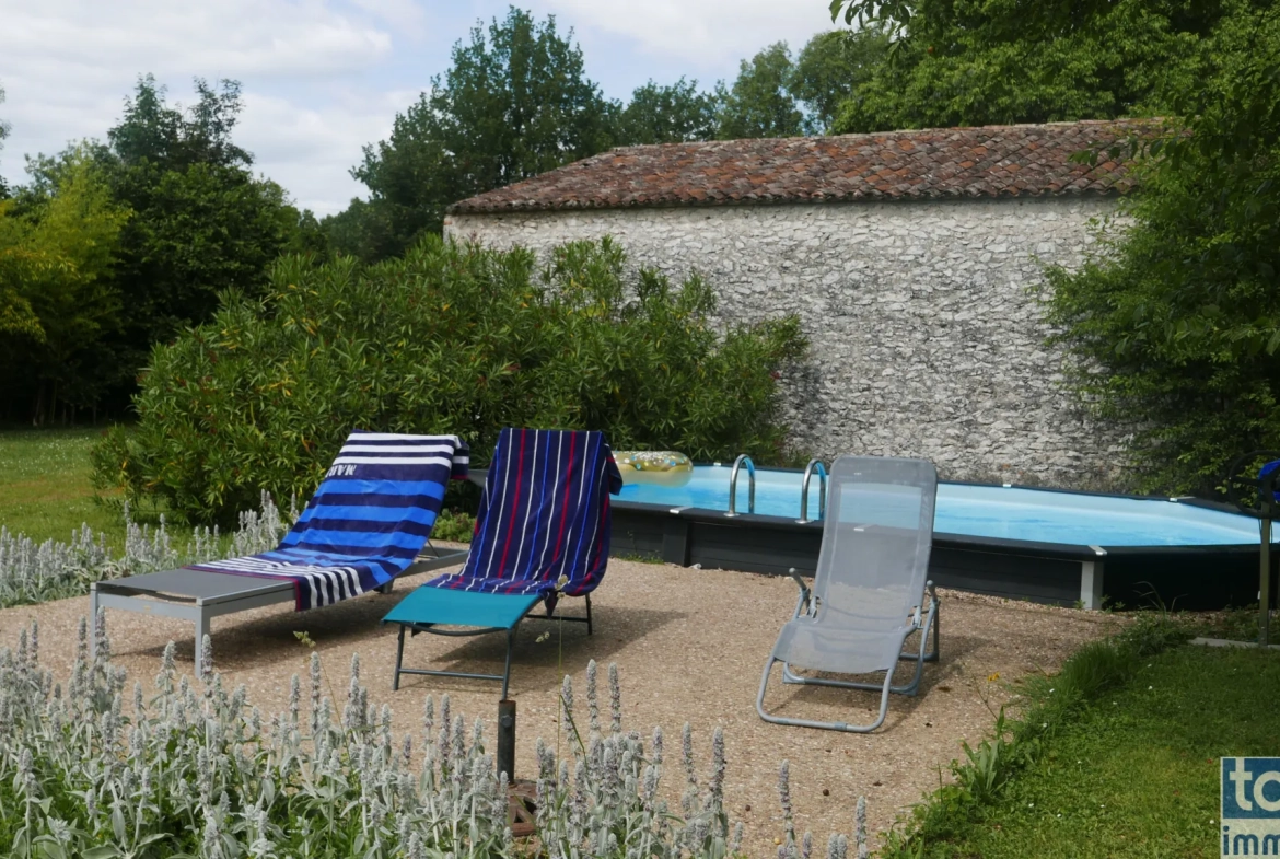 Charmante maison en pierre avec dépendance, piscine et grand terrain à Sigoules 