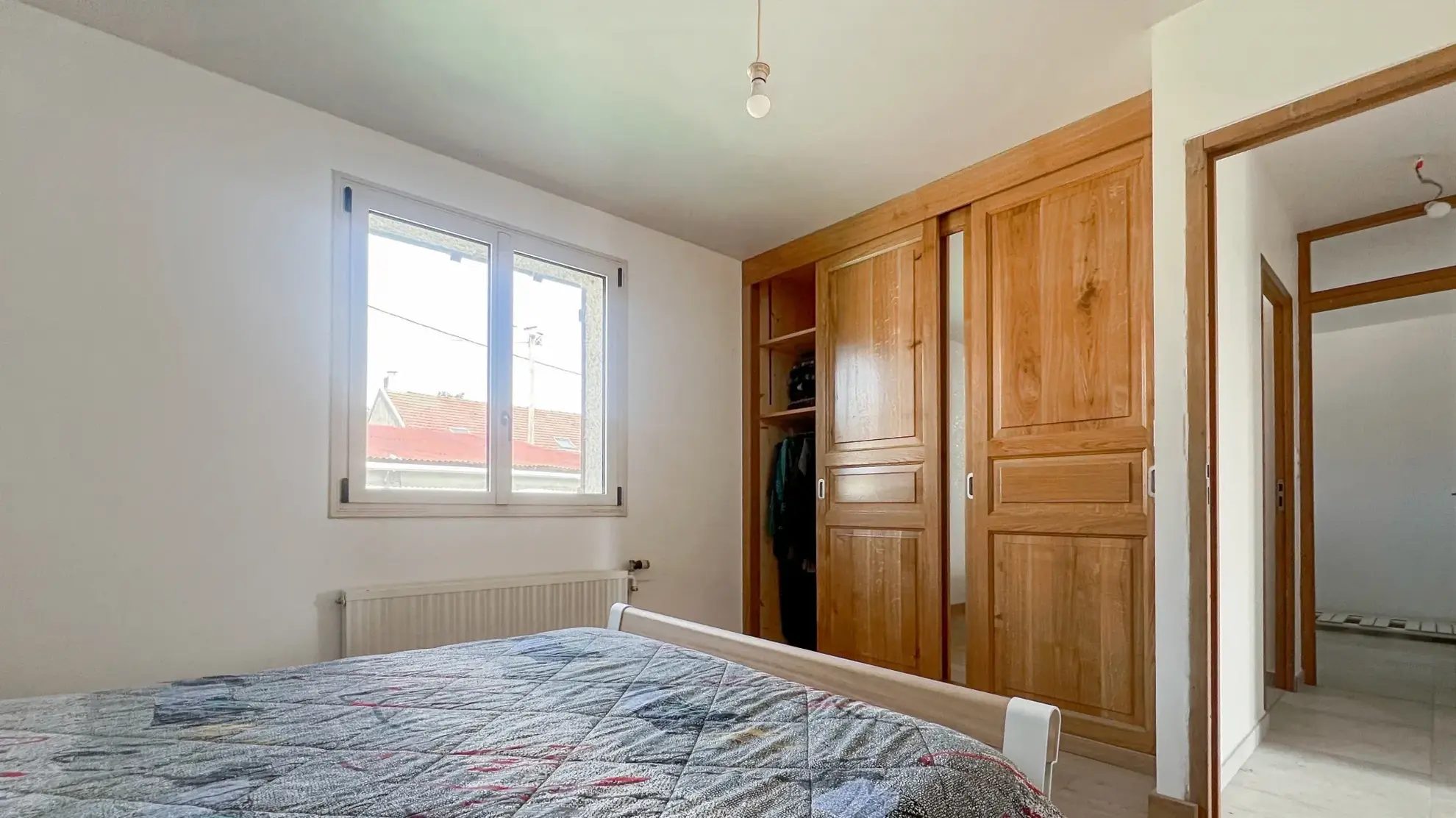 Maison rénovée avec sous-sol total, grand terrain et potentiel de suite parentale à Angely 