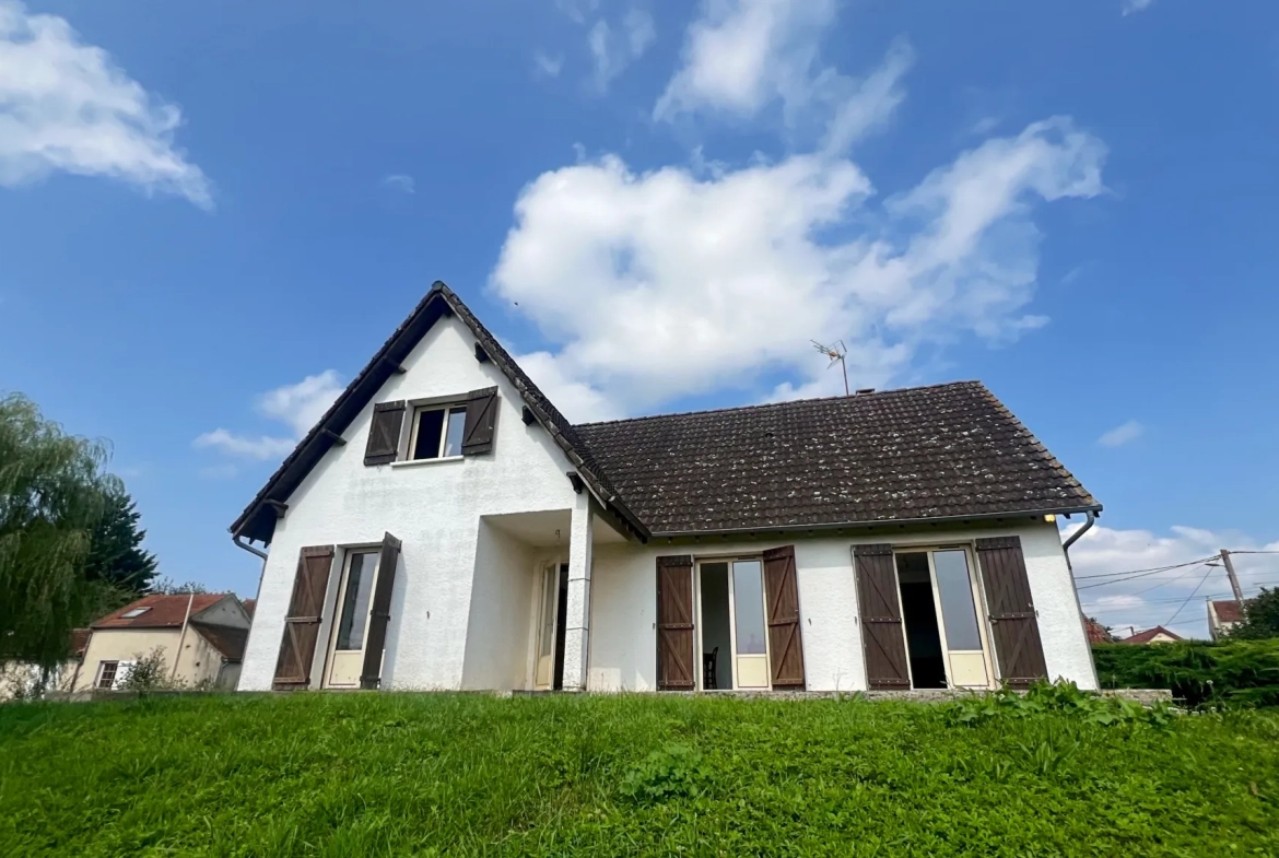 Maison rénovée avec sous-sol total, grand terrain et potentiel de suite parentale à Angely 