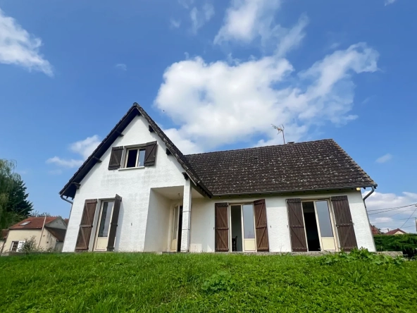 Maison rénovée avec sous-sol total, grand terrain et potentiel de suite parentale à Angely