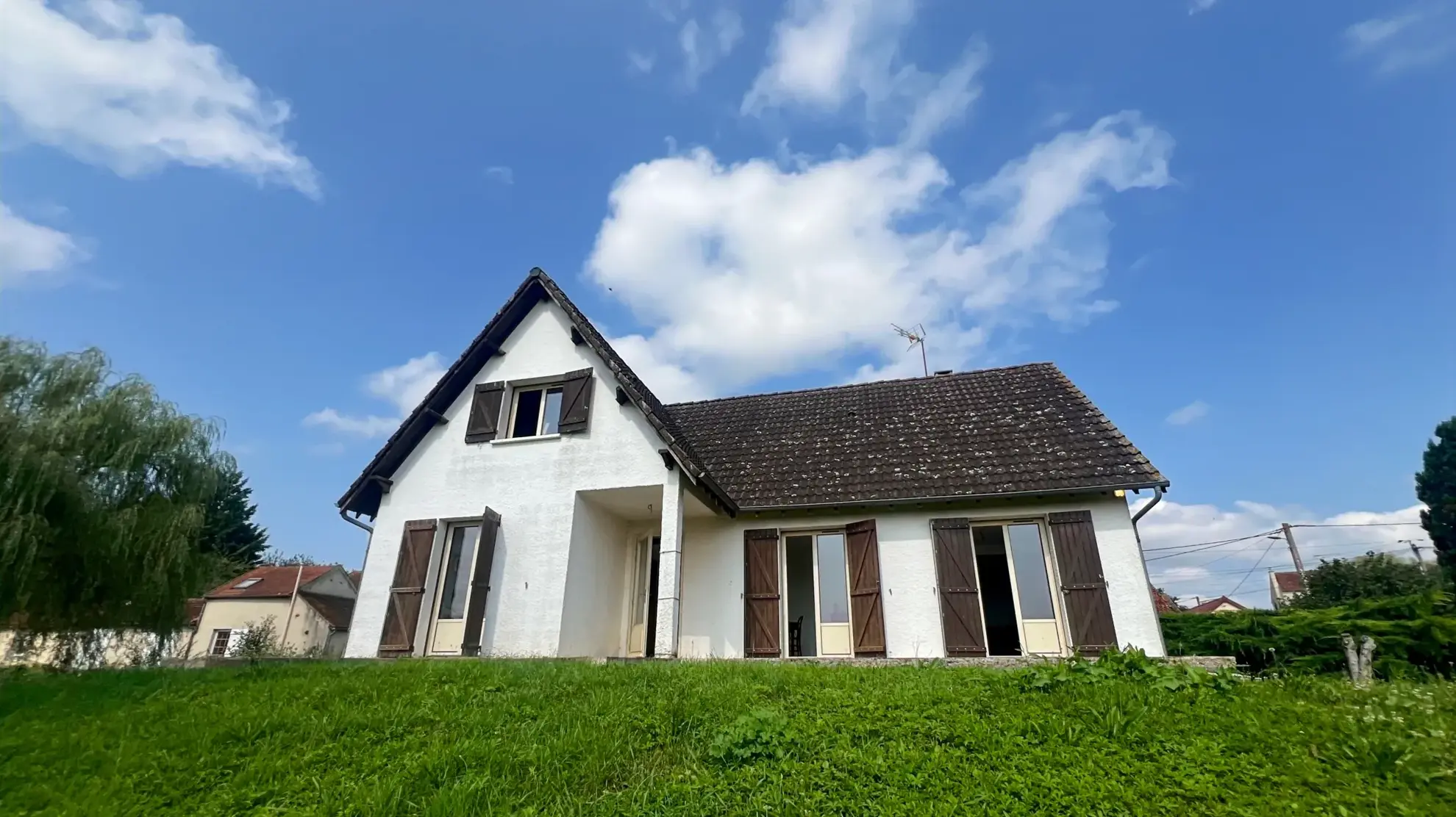Maison rénovée avec sous-sol total, grand terrain et potentiel de suite parentale à Angely 