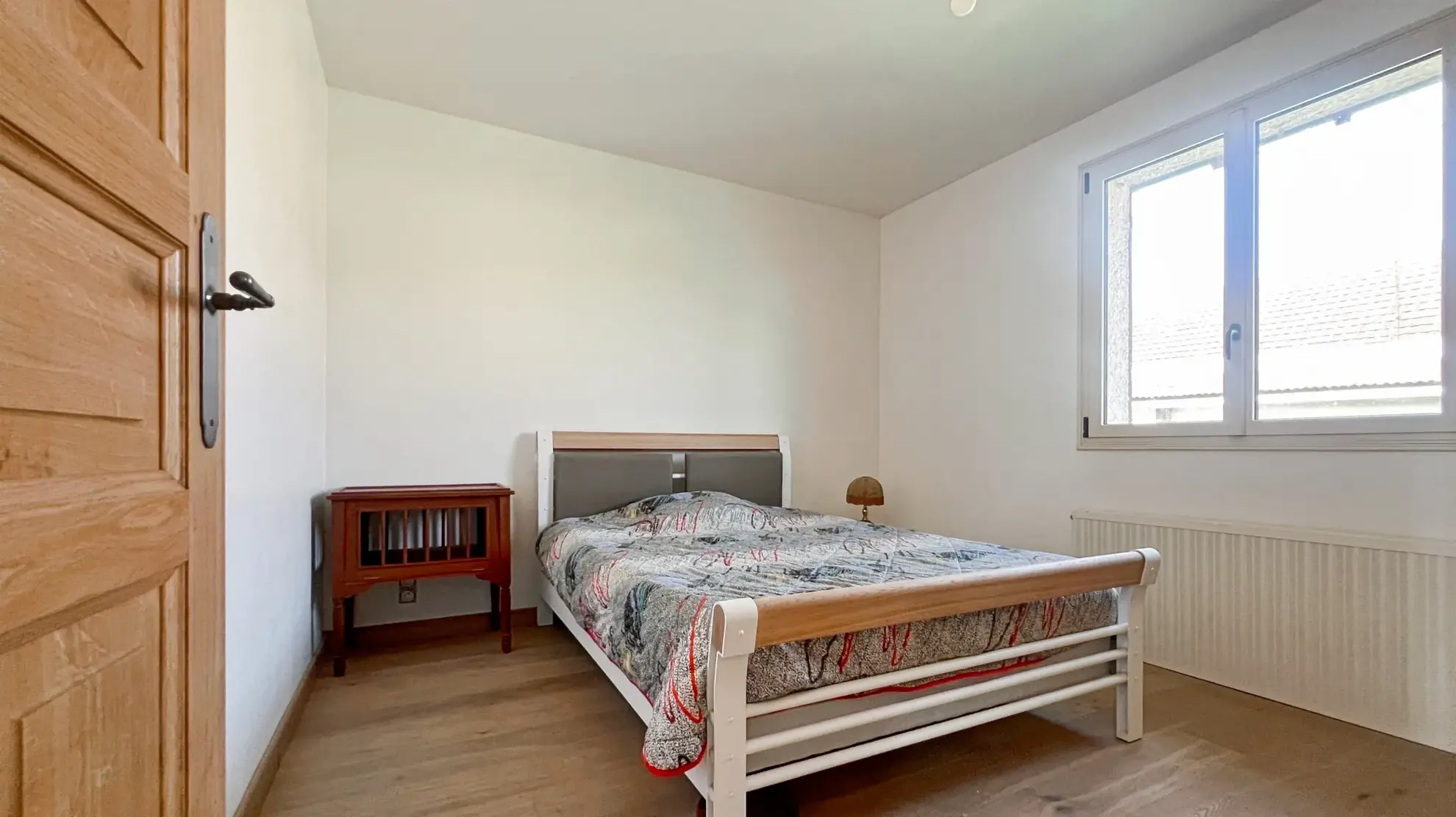 Maison rénovée avec sous-sol total, grand terrain et potentiel de suite parentale à Angely 
