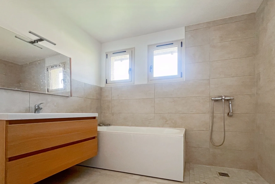 Maison rénovée avec sous-sol total, grand terrain et potentiel de suite parentale à Angely 