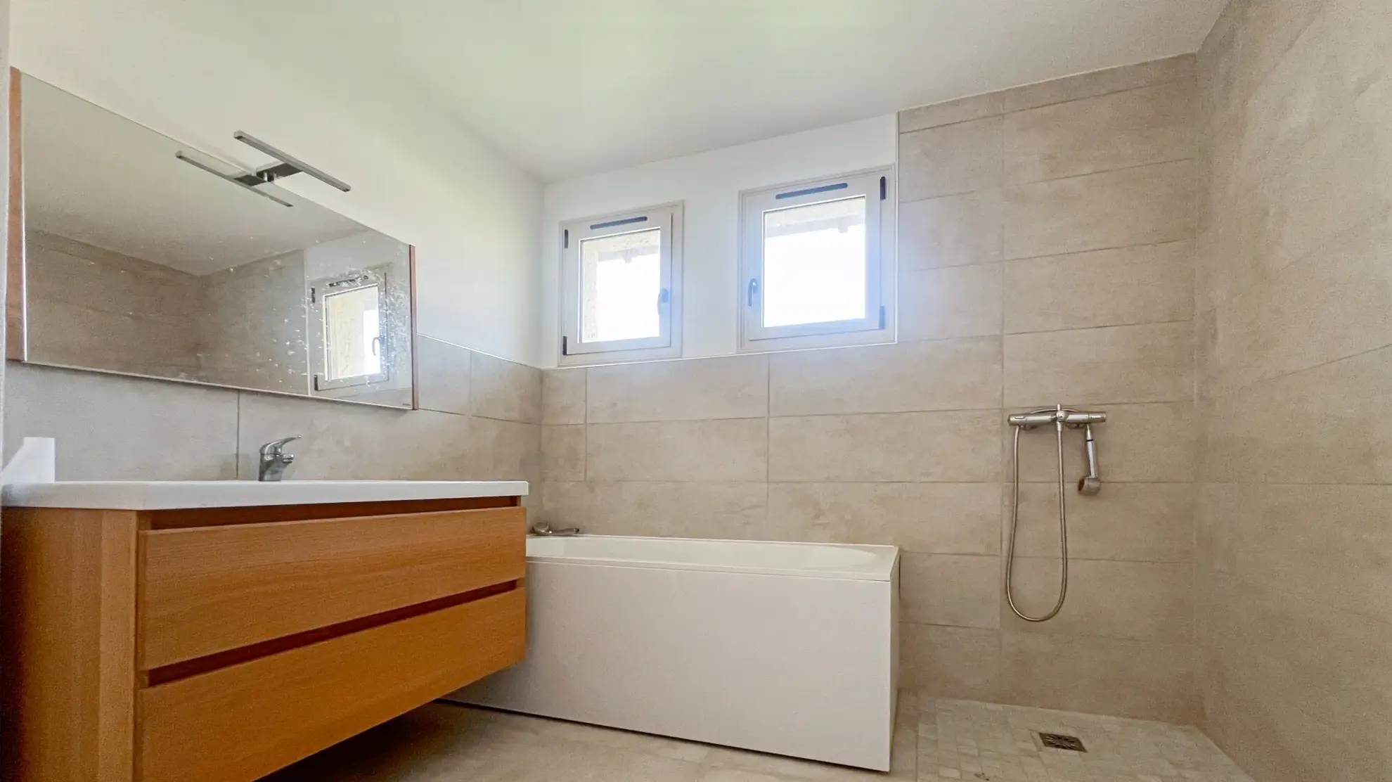 Maison rénovée avec sous-sol total, grand terrain et potentiel de suite parentale à Angely 