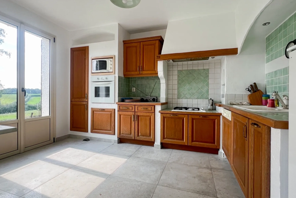 Maison rénovée avec sous-sol total, grand terrain et potentiel de suite parentale à Angely 