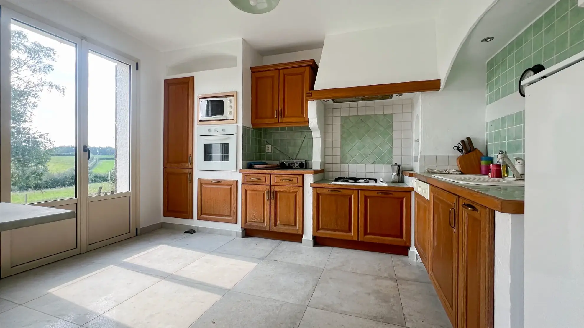 Maison rénovée avec sous-sol total, grand terrain et potentiel de suite parentale à Angely 