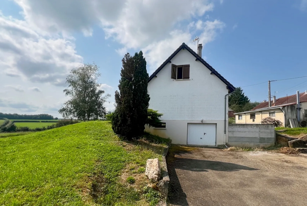 Maison rénovée avec sous-sol total, grand terrain et potentiel de suite parentale à Angely 