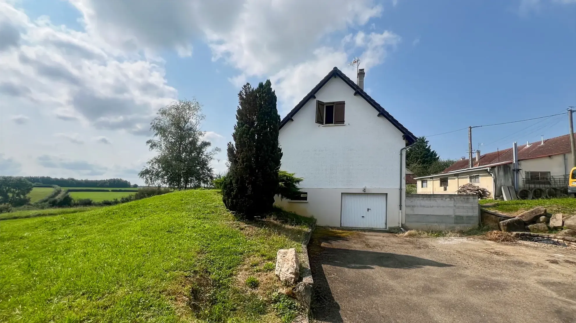 Maison rénovée avec sous-sol total, grand terrain et potentiel de suite parentale à Angely 