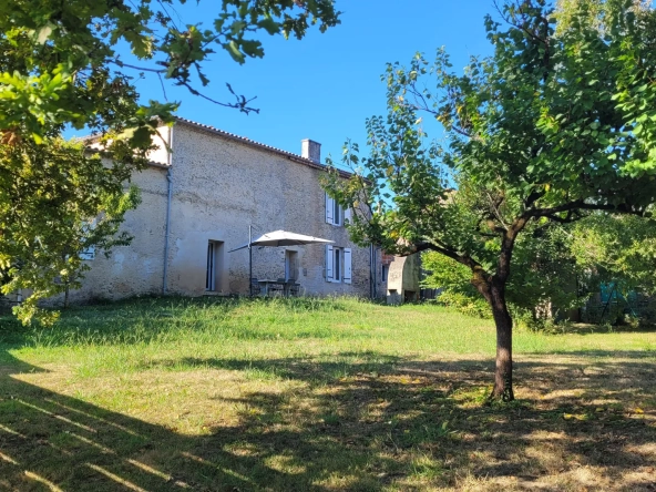 Maison de village rénovée avec jardin et garage à Bieujac près de Langon