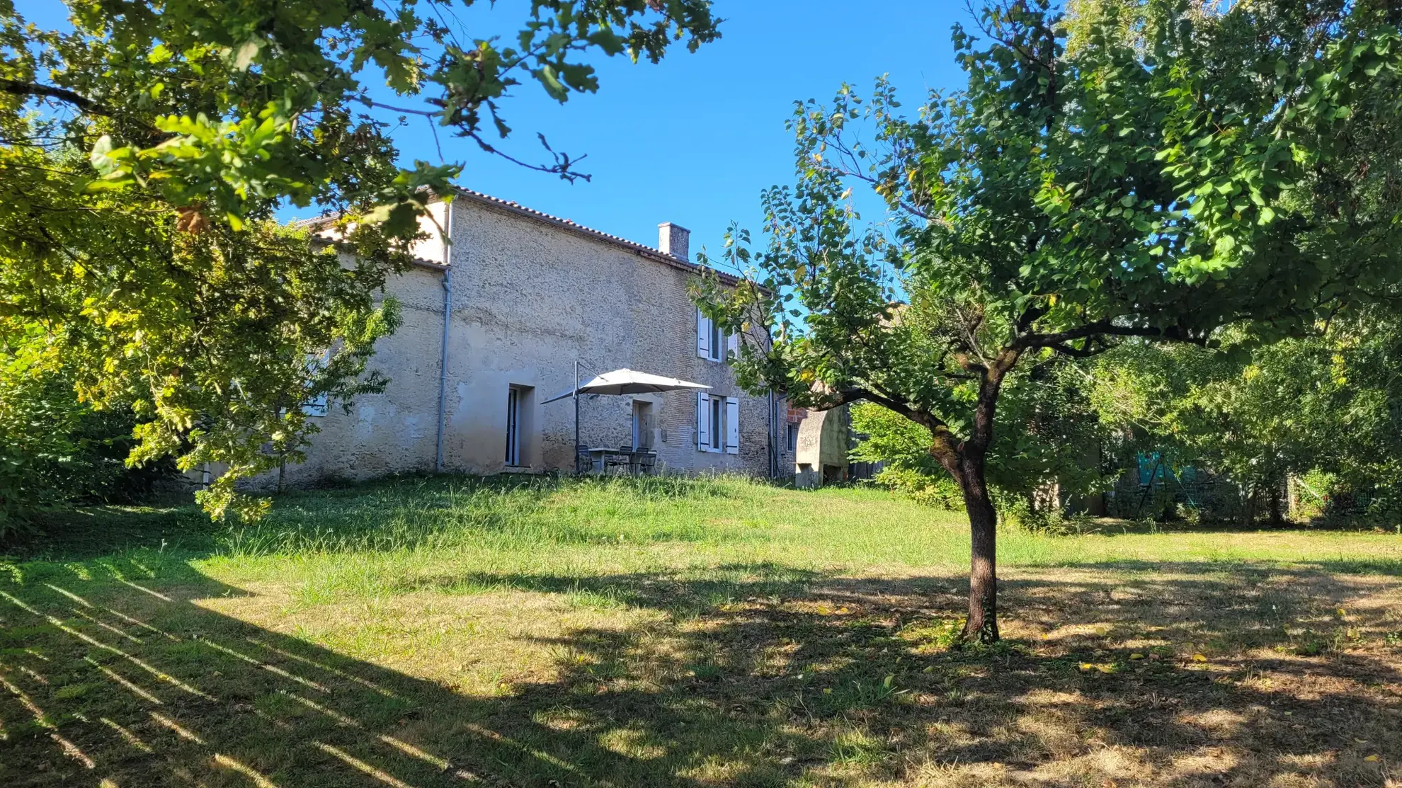 Maison de village rénovée avec jardin et garage à Bieujac près de Langon 