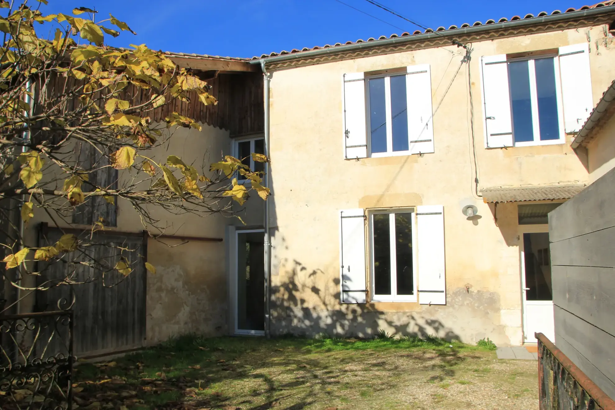 Maison de village rénovée avec jardin et garage à Bieujac près de Langon 