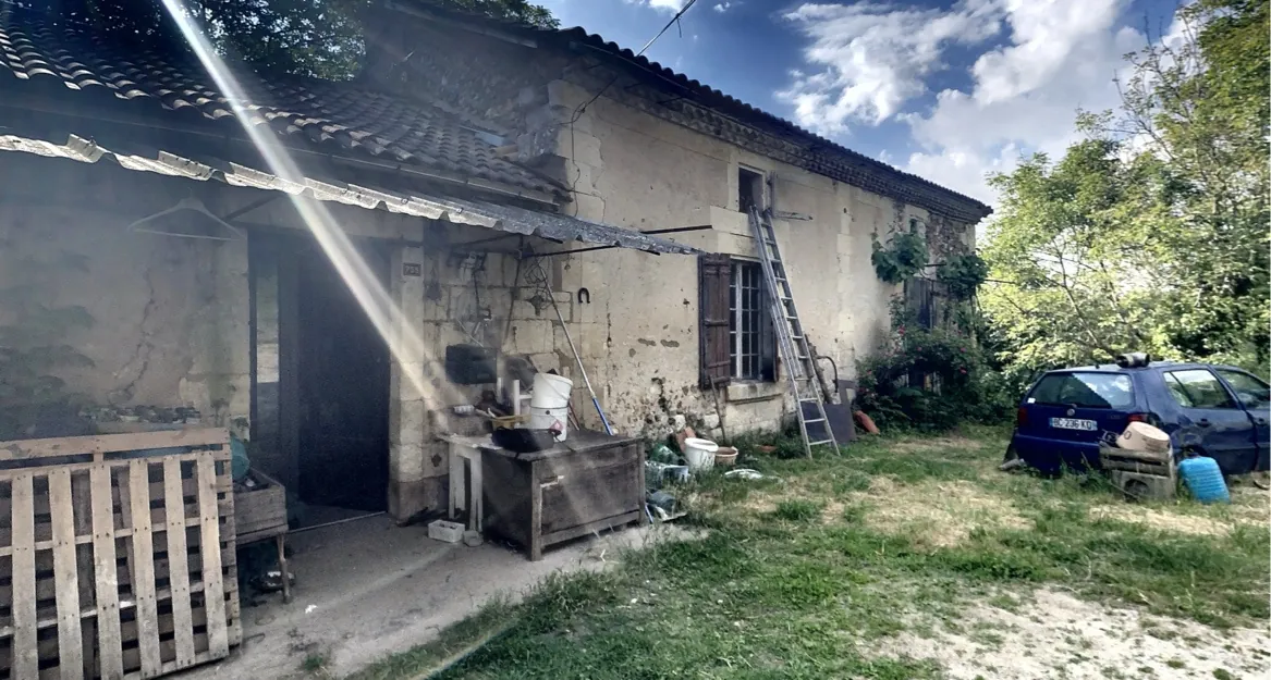 Ancienne ferme en Dordogne avec terrain de 34 hectares à restaurer 