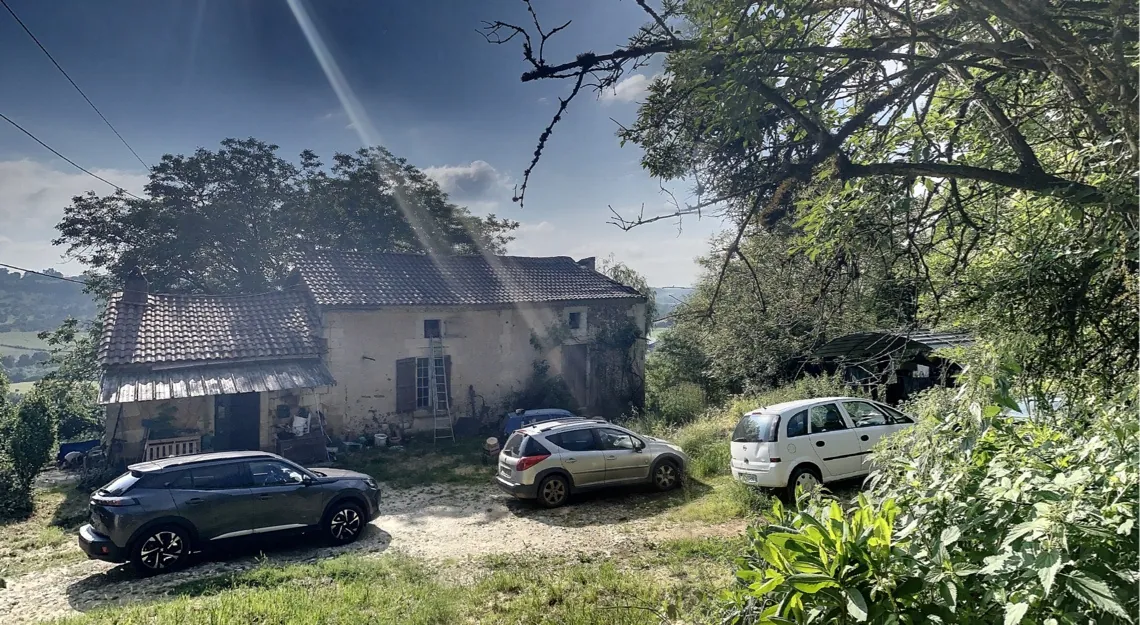 Ancienne ferme en Dordogne avec terrain de 34 hectares à restaurer 