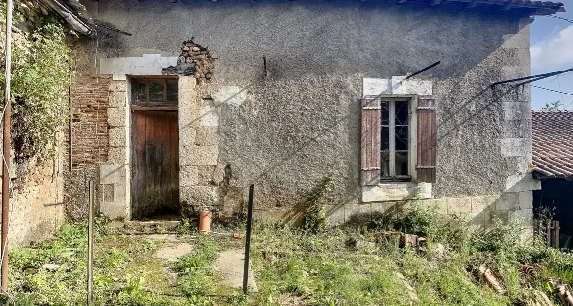 Ancienne ferme en Dordogne avec terrain de 34 hectares à restaurer 