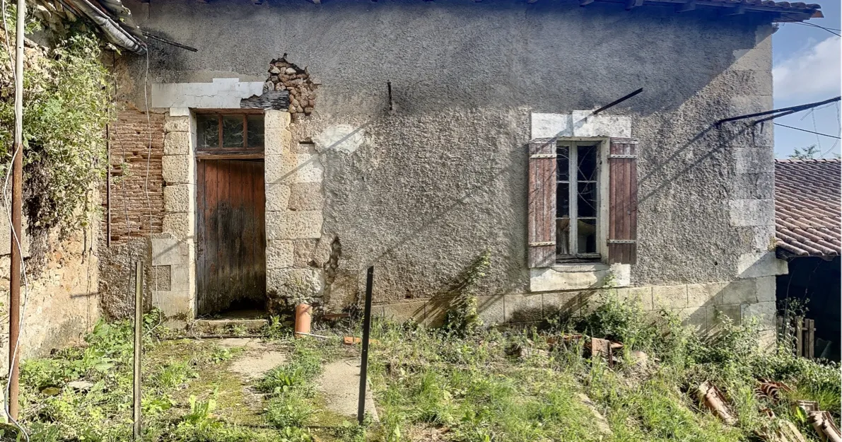Ancienne ferme en Dordogne avec terrain de 34 hectares à restaurer 