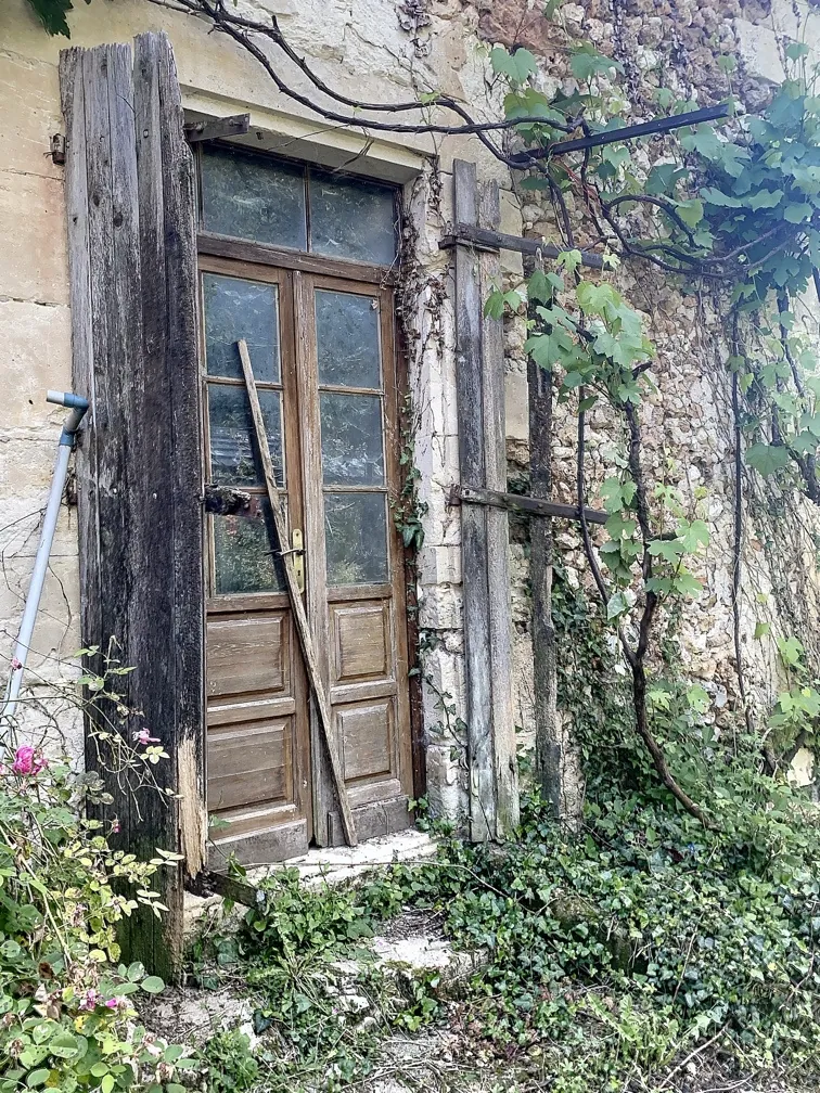 Ancienne ferme en Dordogne avec terrain de 34 hectares à restaurer 