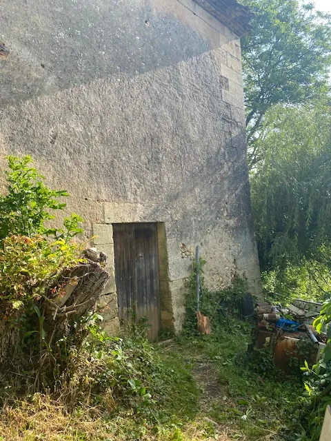 Ancienne ferme en Dordogne avec terrain de 34 hectares à restaurer 