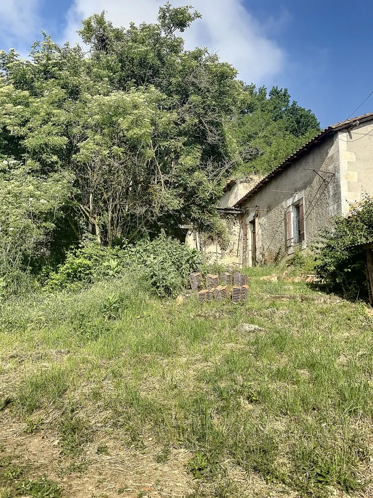Ancienne ferme en Dordogne avec terrain de 34 hectares à restaurer 
