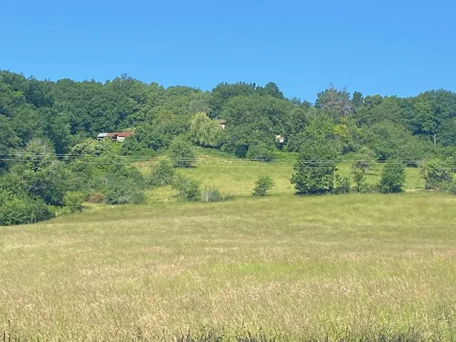 Ancienne ferme en Dordogne avec terrain de 34 hectares à restaurer 