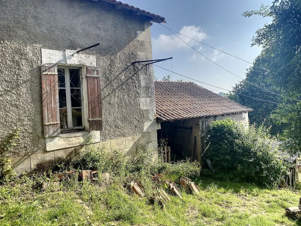 Ancienne ferme en Dordogne avec terrain de 34 hectares à restaurer 
