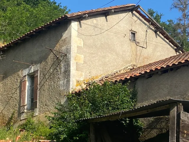 Ancienne ferme en Dordogne avec terrain de 34 hectares à restaurer 
