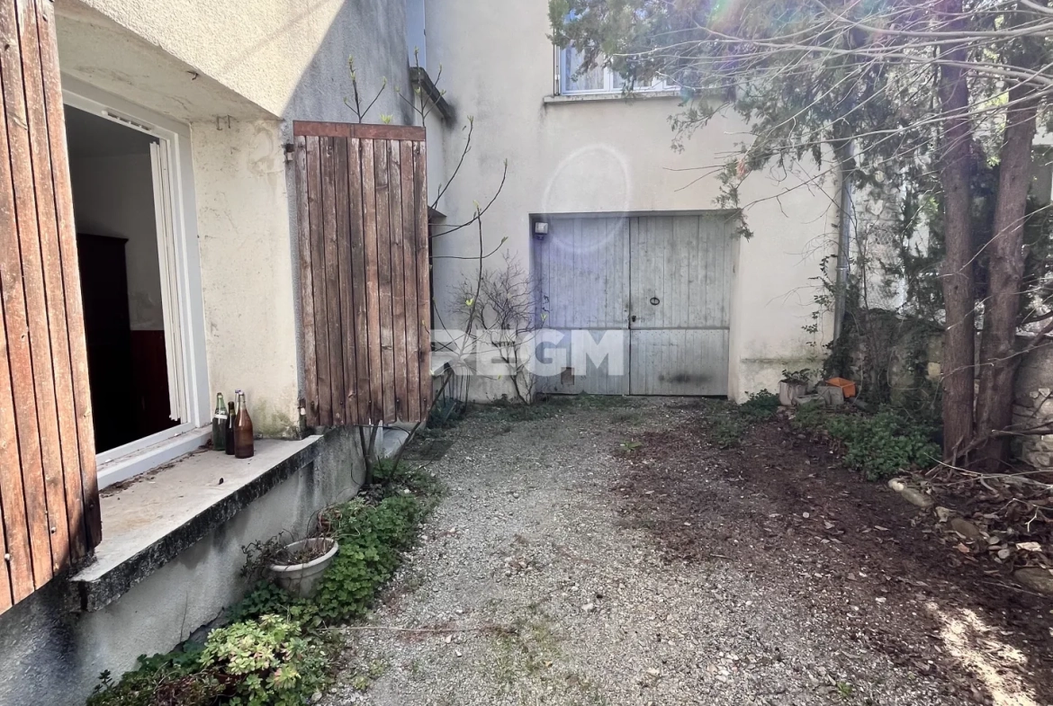 Maison de village à Ribaute-les-Tavernes avec grands garages et potentiel locatif 