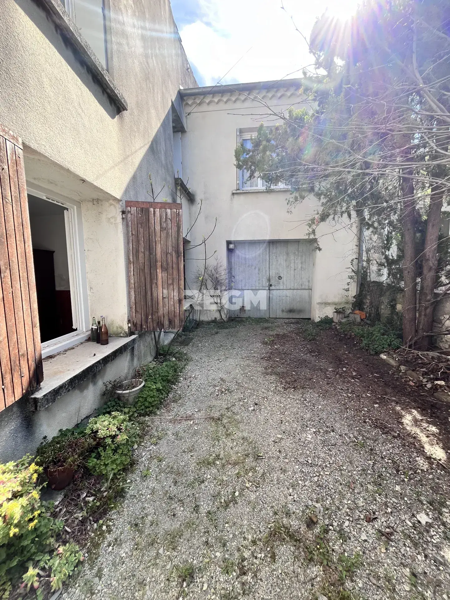 Maison de village à Ribaute-les-Tavernes avec grands garages et potentiel locatif 