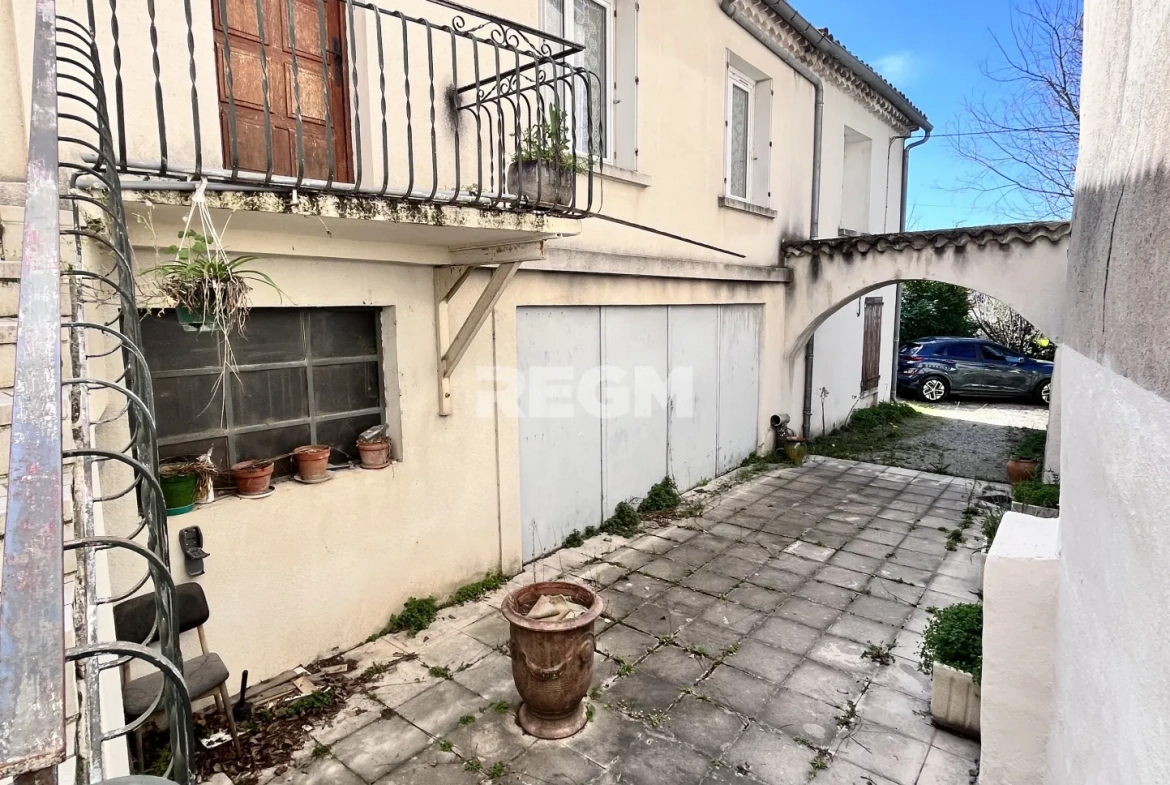 Maison de village à Ribaute-les-Tavernes avec grands garages et potentiel locatif 