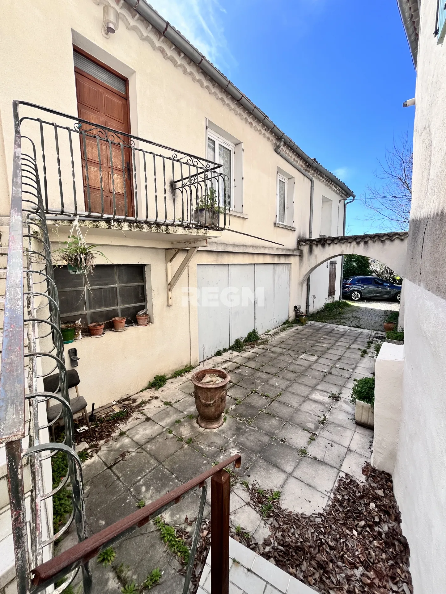 Maison de village à Ribaute-les-Tavernes avec grands garages et potentiel locatif 