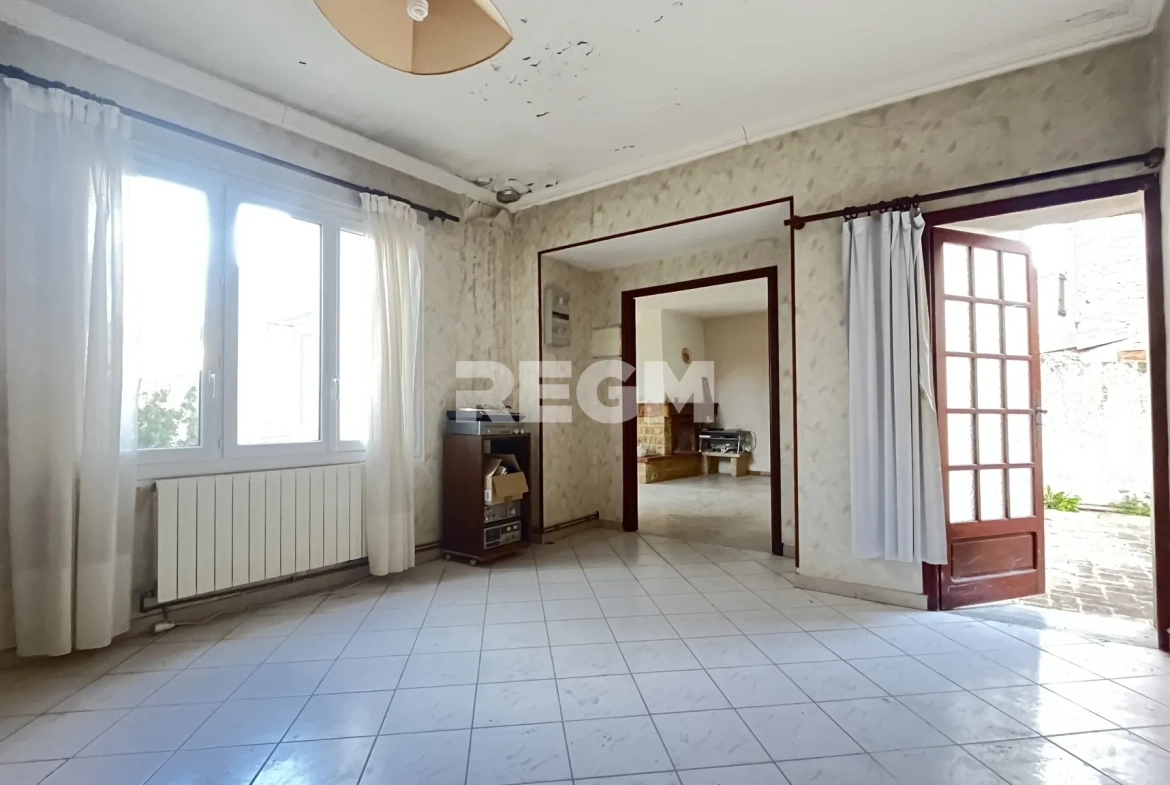 Maison de village à Ribaute-les-Tavernes avec grands garages et potentiel locatif 