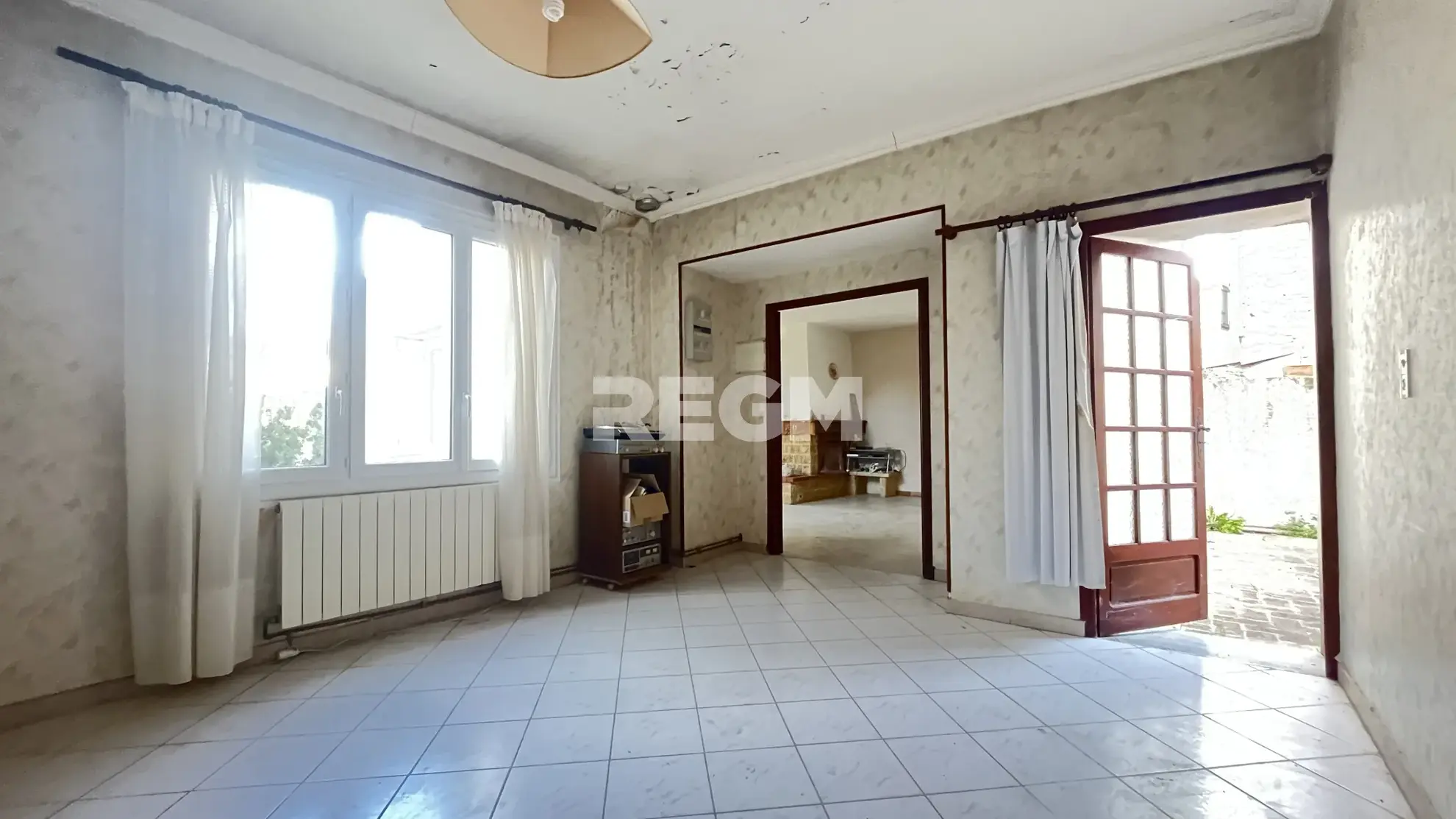 Maison de village à Ribaute-les-Tavernes avec grands garages et potentiel locatif 