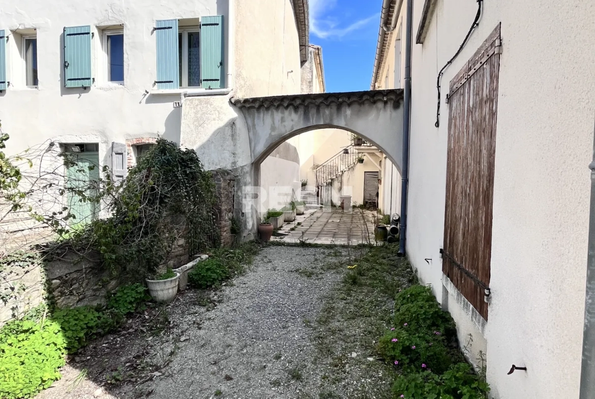 Maison de village à Ribaute-les-Tavernes avec grands garages et potentiel locatif 